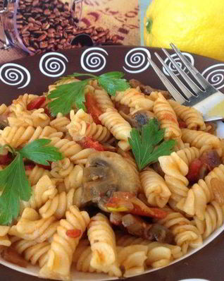 Паста в томатном соусе с грибами