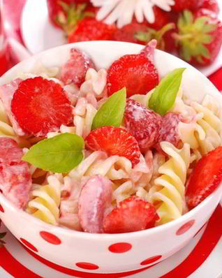 Сладкие макароны с клубникой