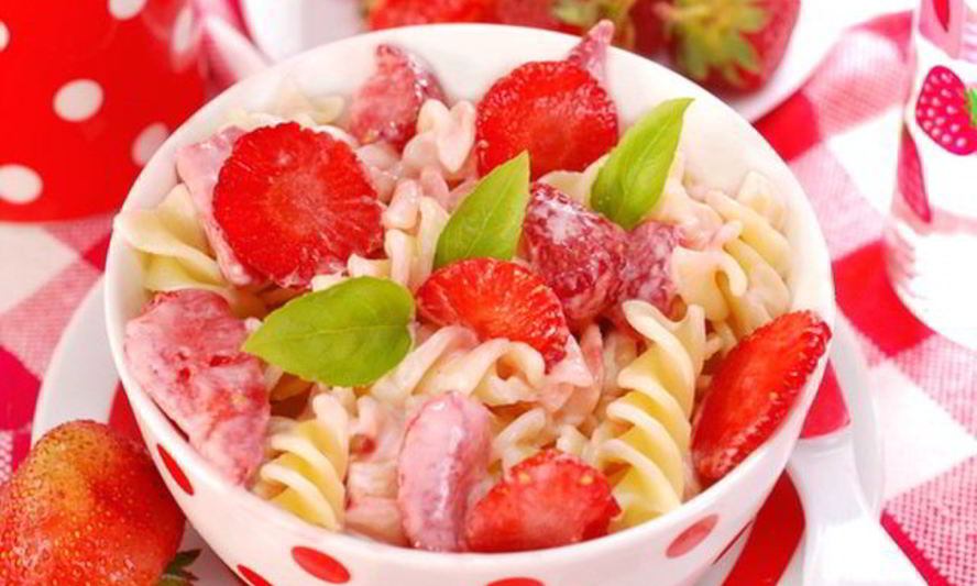 Рецепт сладких макарон с клубникой