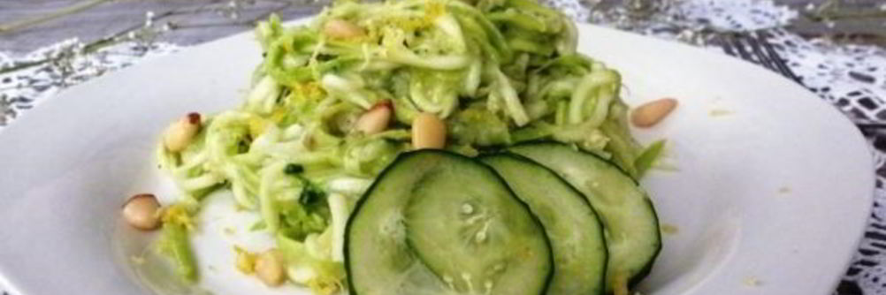 Спагетти из кабачка с заправкой из авокадо