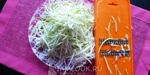 спагетти из кабачка с заправкой из авокадо