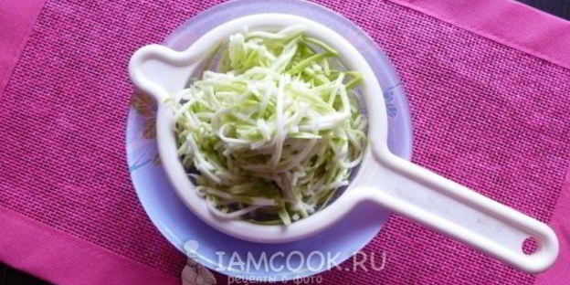 спагетти из кабачка с заправкой из авокадо