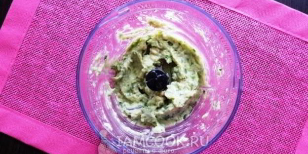 спагетти из кабачка с заправкой из авокадо