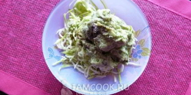 спагетти из кабачка с заправкой из авокадо