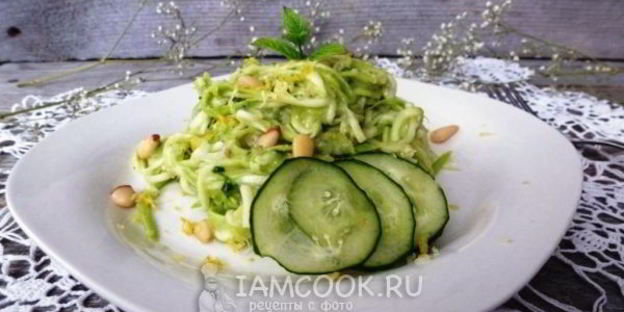 спагетти из кабачка с заправкой из авокадо