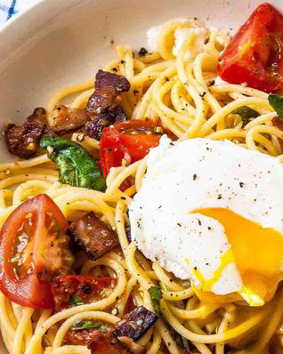Спагетти с беконом, томатами и яйцом-пашот