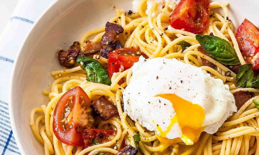 Рецепт спагетти с беконом, томатами и яйцом-пашот