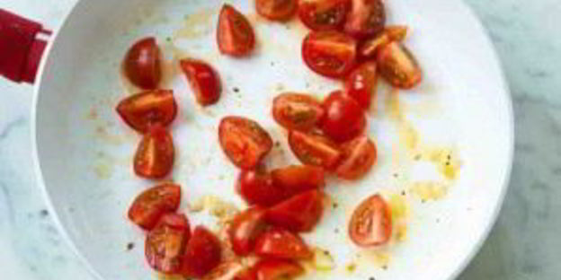 спагетти с беконом, томатами и яйцом-пашот