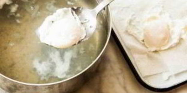 спагетти с беконом, томатами и яйцом-пашот