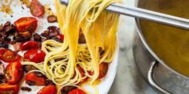 спагетти с беконом, томатами и яйцом-пашот