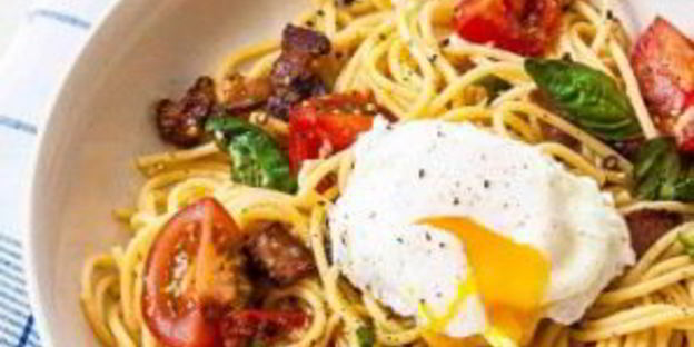 спагетти с беконом, томатами и яйцом-пашот