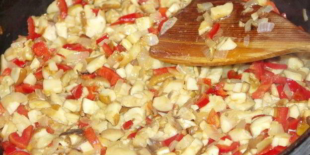 спагетти с белыми грибами и болгарским перцем