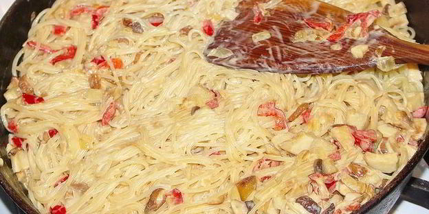 спагетти с белыми грибами и болгарским перцем