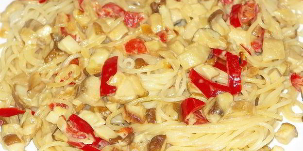 спагетти с белыми грибами и болгарским перцем