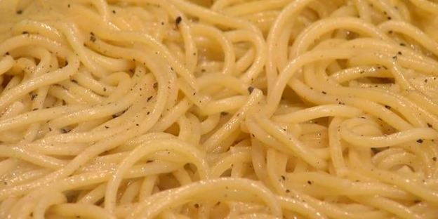 спагетти с черным перцем и сыром