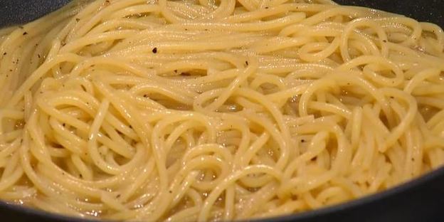 спагетти с черным перцем и сыром