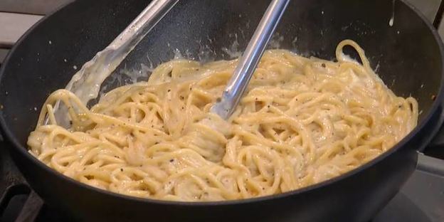 спагетти с черным перцем и сыром