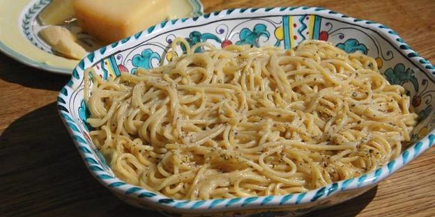 спагетти с черным перцем и сыром