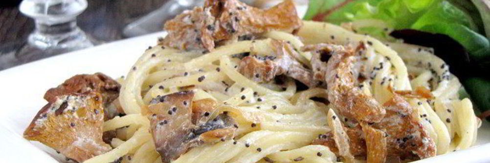 Спагетти с грибами под сметанно-маковым соусом