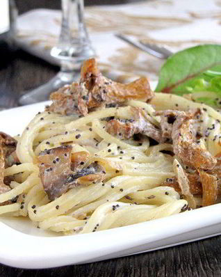 Спагетти с грибами под сметанно-маковым соусом