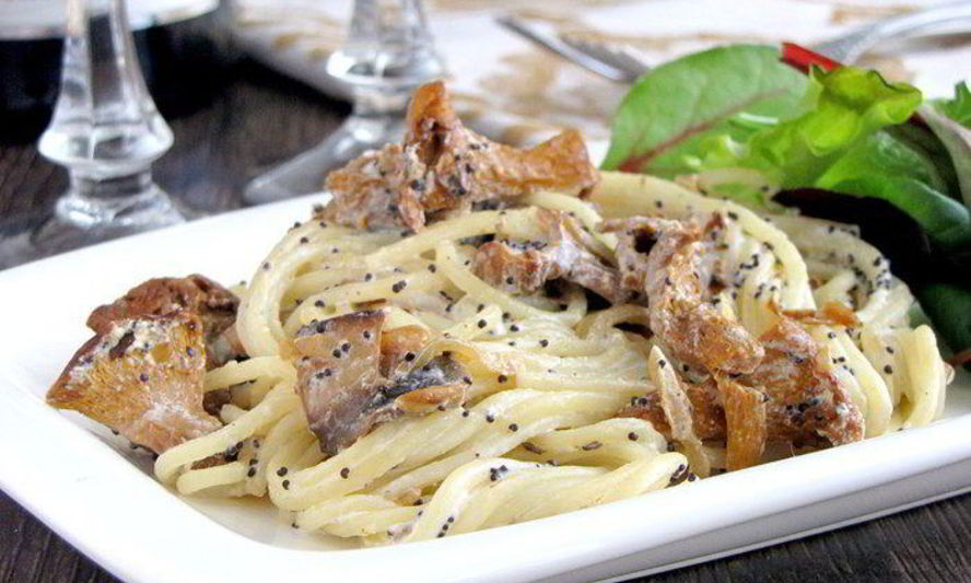 Рецепт спагетти с грибами под сметанно-маковым соусом