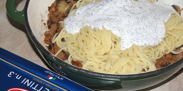 спагетти с грибами под сметанно-маковым соусом