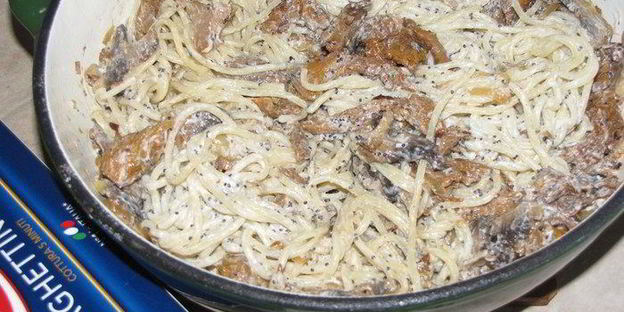 спагетти с грибами под сметанно-маковым соусом