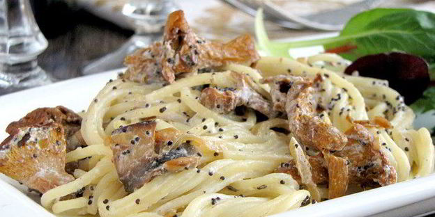 спагетти с грибами под сметанно-маковым соусом