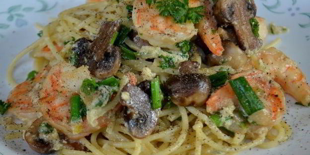 спагетти с креветками и грибами