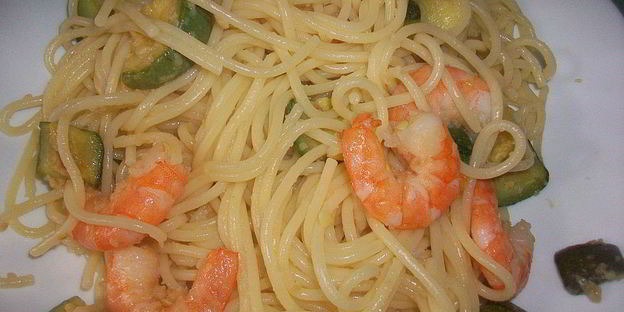 спагетти с креветками и цукини