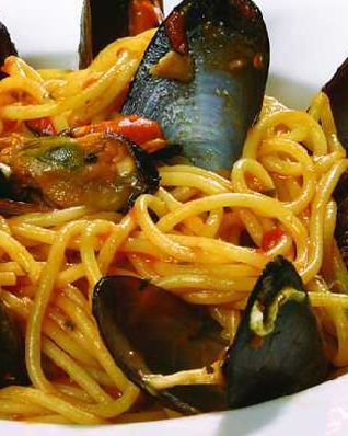 Спагетти с мидиями в винном соусе