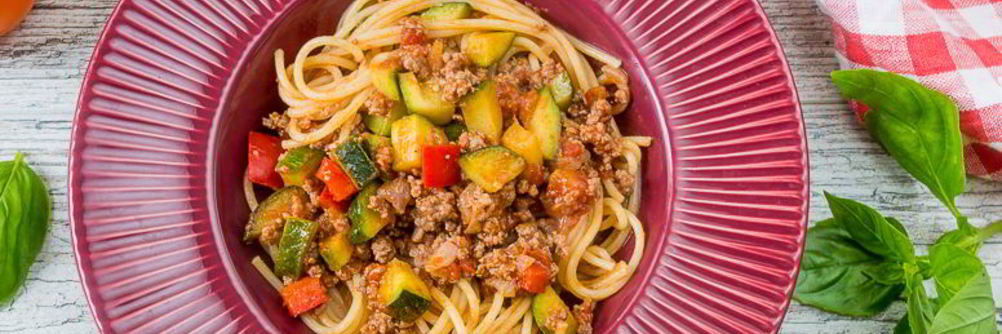 Спагетти с мясным соусом и кабачком
