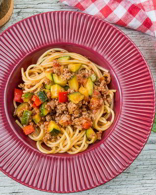 Спагетти с мясным соусом и кабачком