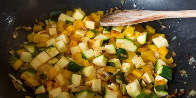 спагетти с мясным соусом и кабачком