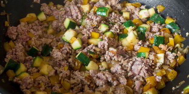 спагетти с мясным соусом и кабачком