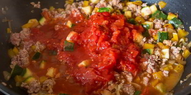 спагетти с мясным соусом и кабачком