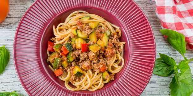 спагетти с мясным соусом и кабачком
