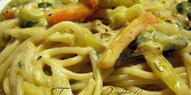 спагетти с овощами в сливочном соусе