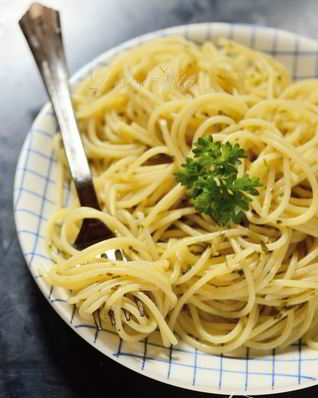 Спагетти с петрушкой и чесноком