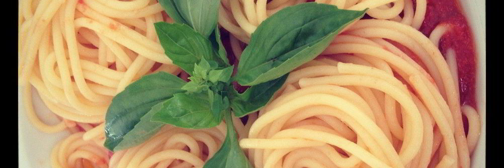 Спагетти с помидорами черри и базиликом