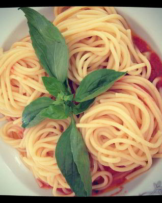 Спагетти с помидорами черри и базиликом