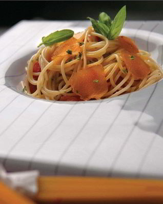 Спагетти с помидорами черри и боттаргой