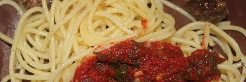 Спагетти с соусом