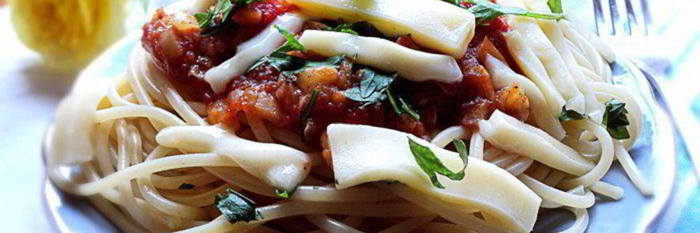 Спагетти с томатным соусом