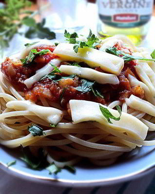 Спагетти с томатным соусом