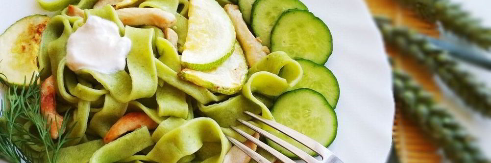Зеленая паста с кабачками и грудкой