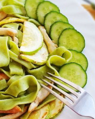 Зеленая паста с кабачками и грудкой