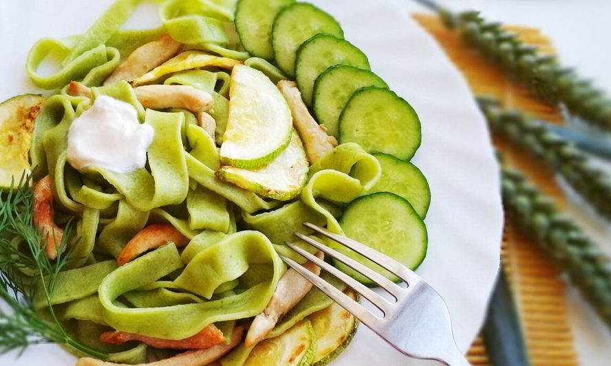 Рецепт зеленой пасты с кабачками и грудкой
