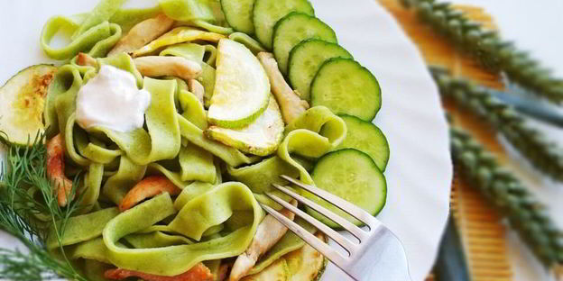 зеленая паста с кабачками и грудкой