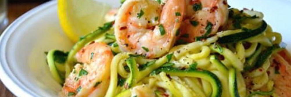 Зеленые спагетти из кабачков с креветками